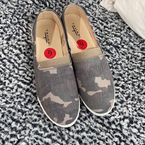 NWT slip on camo shoes size 6